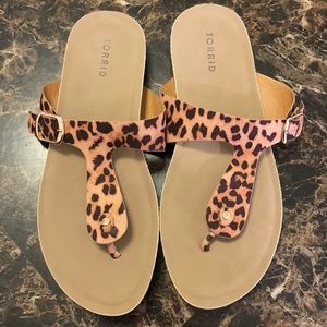 🐆 Be fierce with these cheetah print sandals 🤎